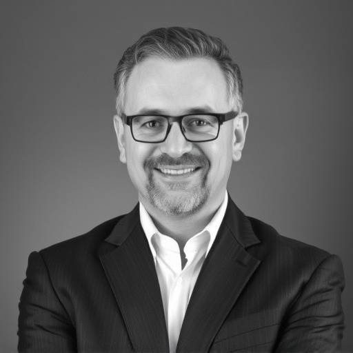 Foto ritratto di Marco Bianchi, Senior Consultant di Trasformazione Strategica, che guarda la camera con un'espressione competente